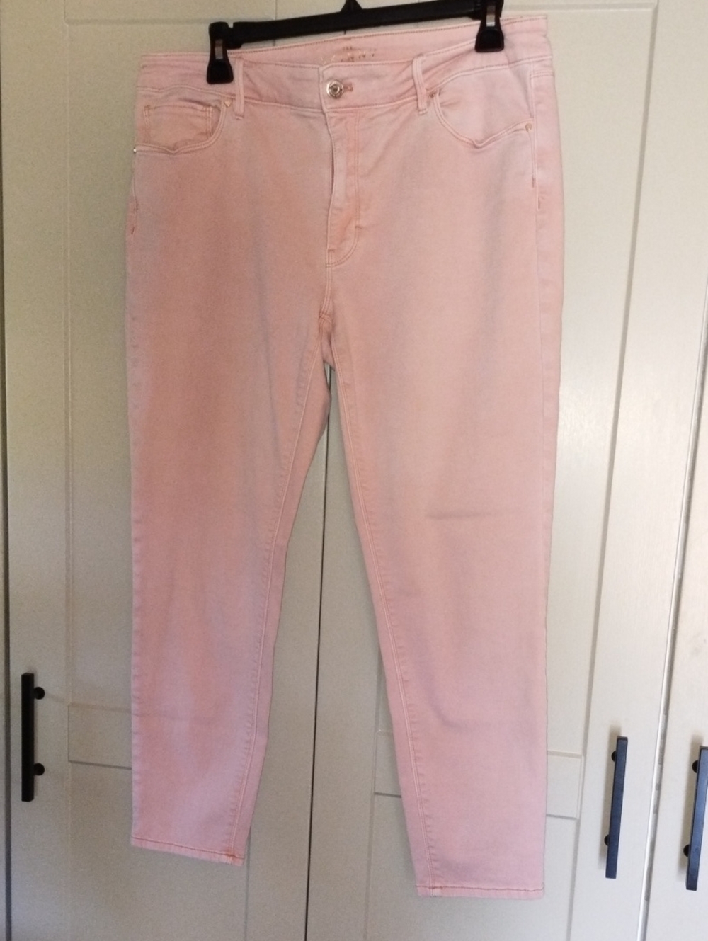White House Black Market Light Pink Skinny Jeans. Very Soft ALOT Of Stretch.